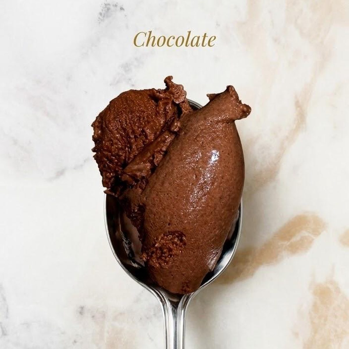 Helado de chocolate servido con cuchara