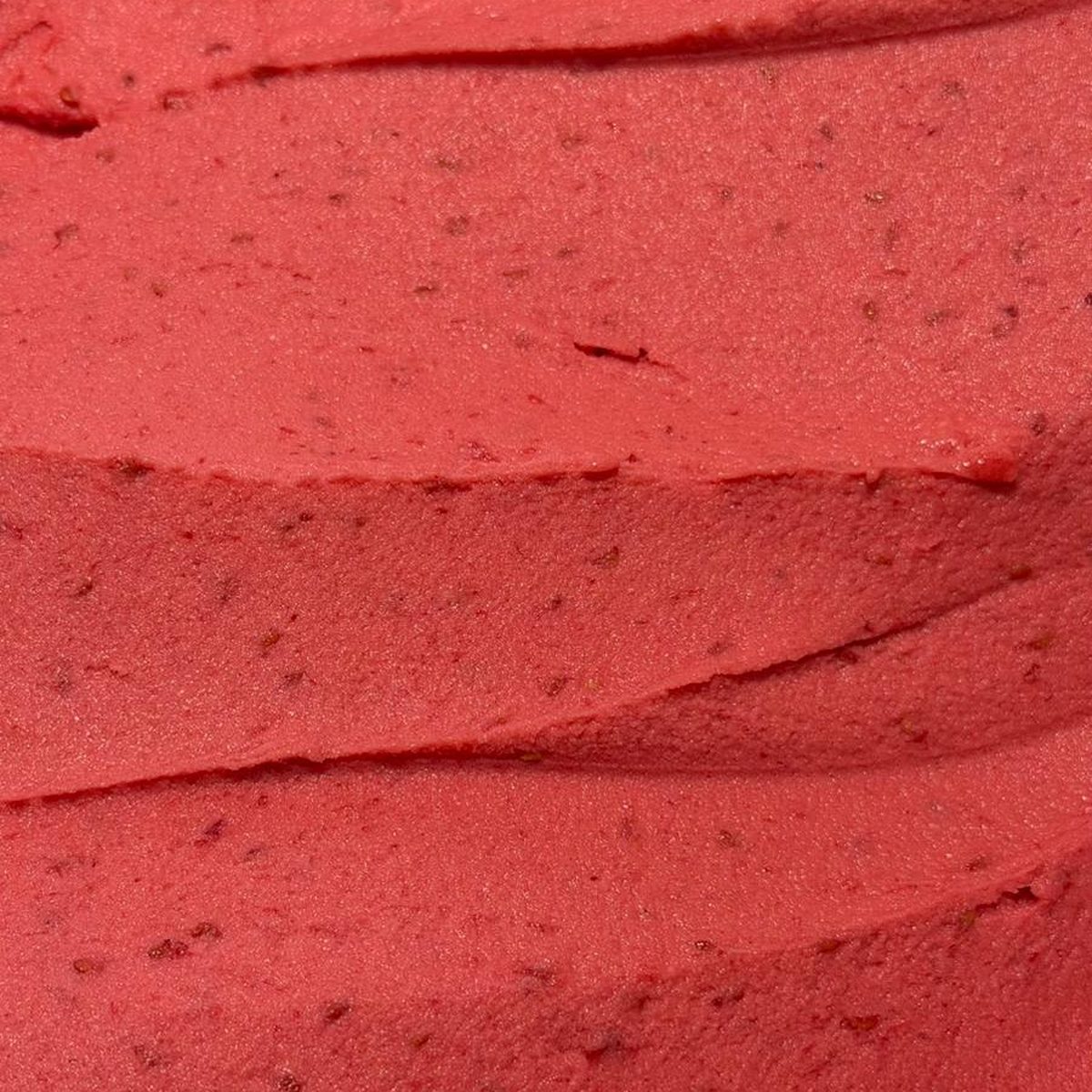 Helado artesanal de fresa recién mantecado